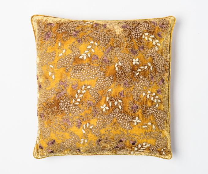 Fina silk velvet cushion in slik velvet featuring hand embroidered flowers